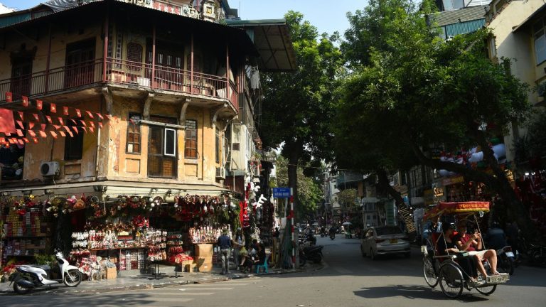 Hanoi By Bicycle: West Lake, Long Bien Bridge And Banana Island